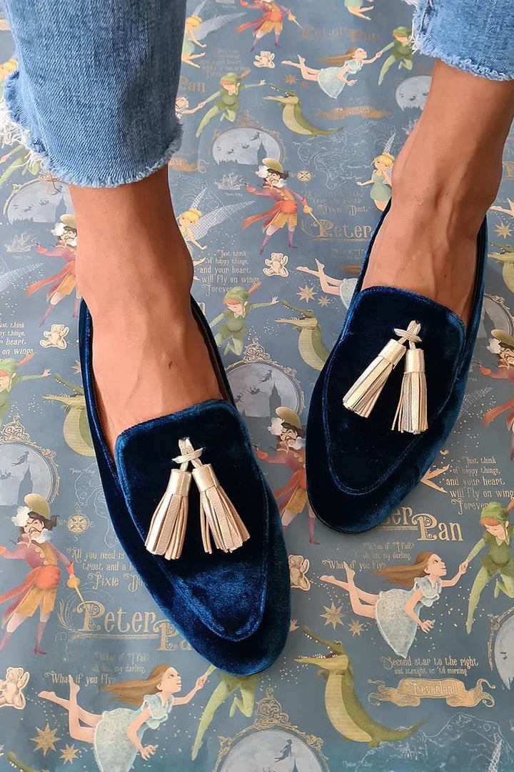 VALORA | MIDNIGHT ELEGANCE LOAFERS WITH CHAMPAGNE TASSELS
