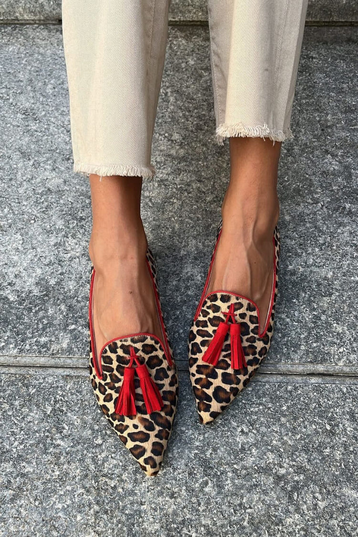 ROXIE | POINTED LOAFER WITH RED TASSELS