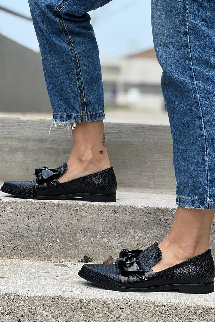 MARILYN | BLACK LOAFER WITH SHINY BOW